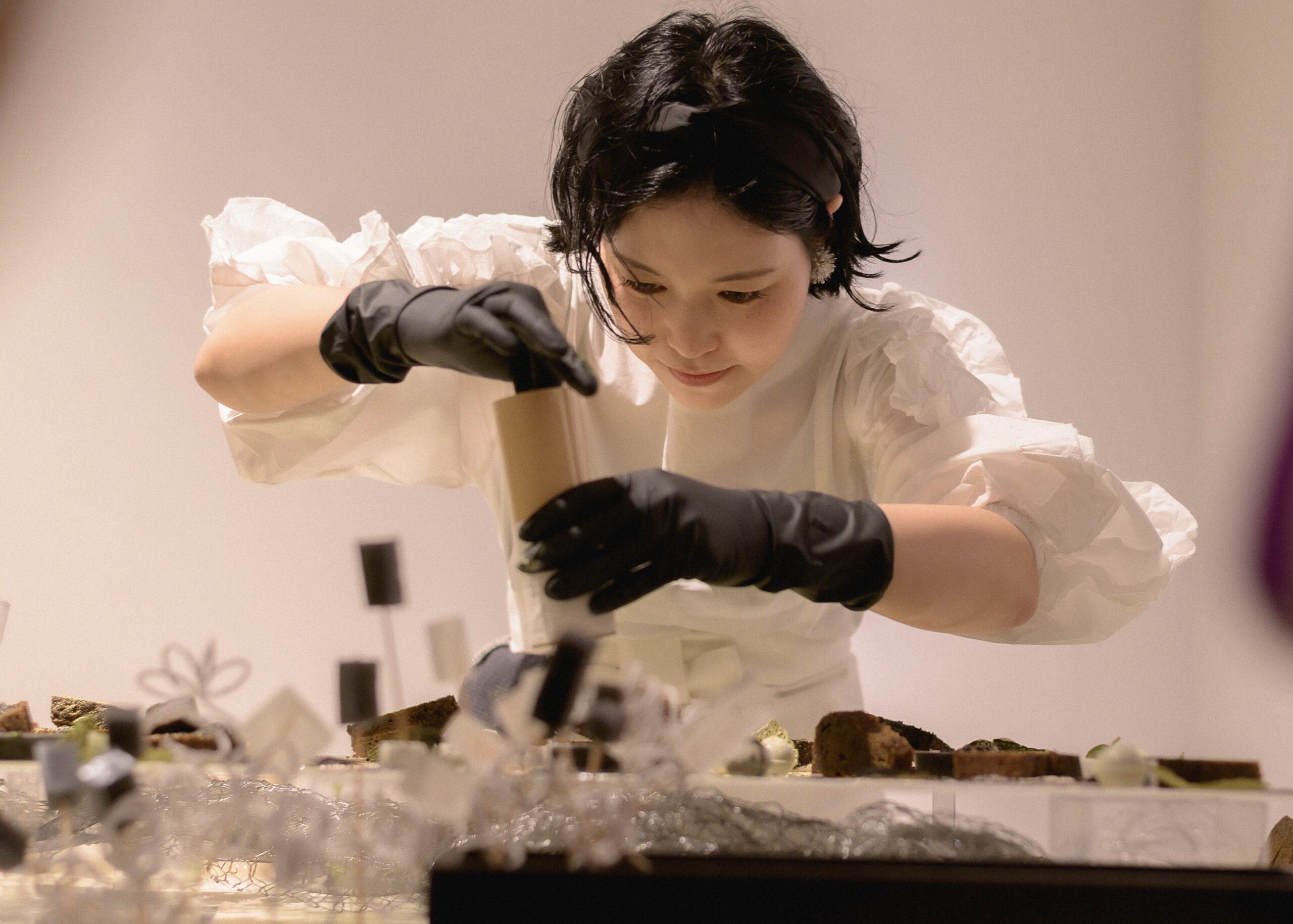 食べる展覧会でパフォーマンスをする小山嶺子
